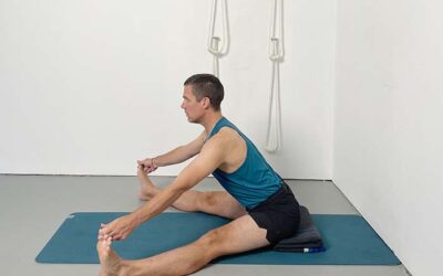 Iyengar Yoga Forward Bends: A Comprehensive Online Guide