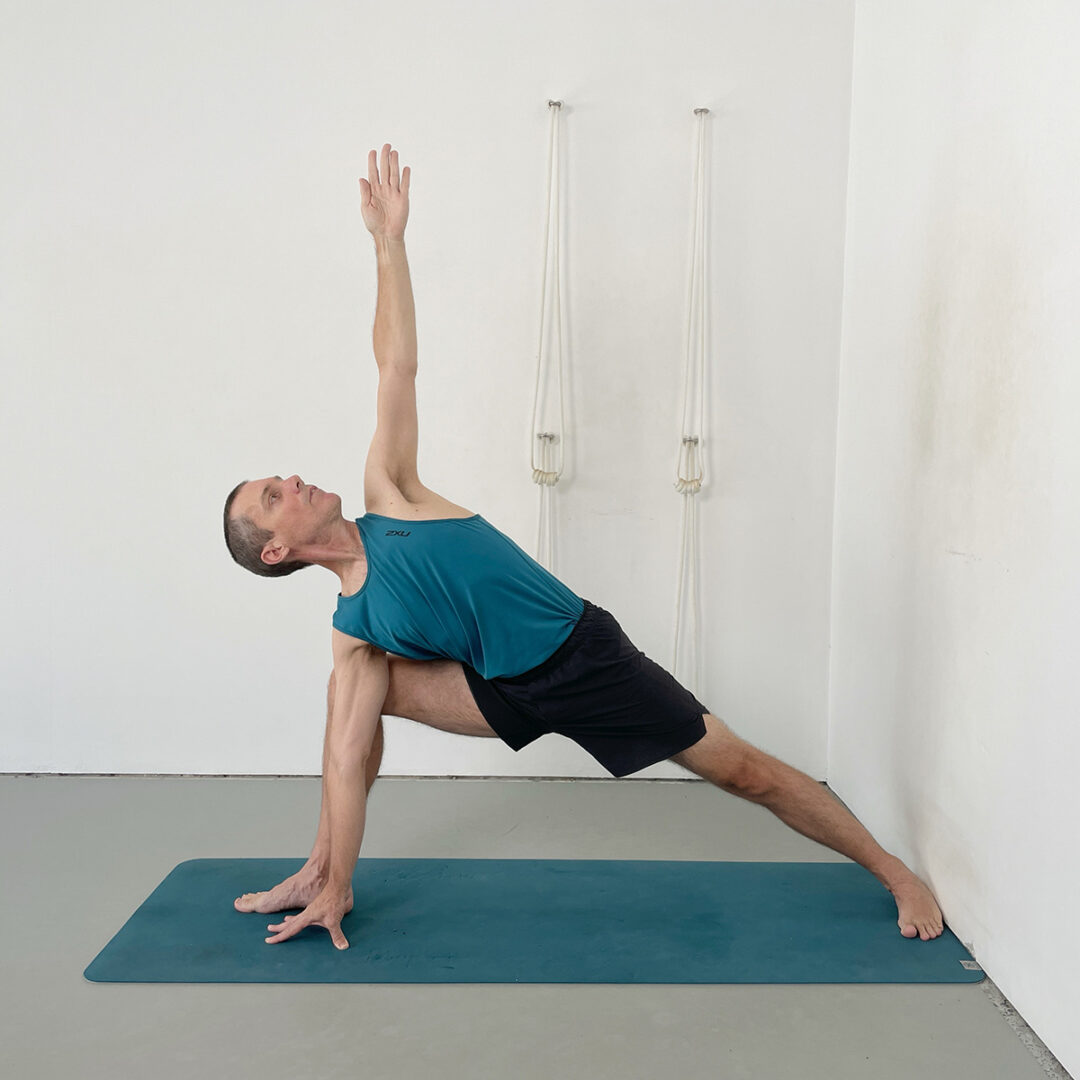 Utthita Parsvakonasana (Extended Side Angle Pose): A Comprehensive ...