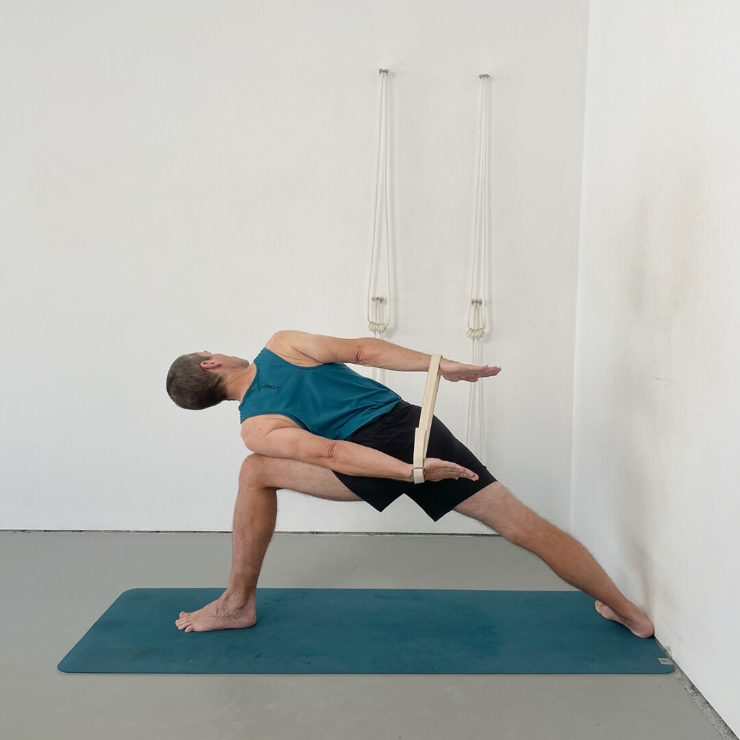 Utthita Parsvakonasana (Extended Side Angle Pose): A Comprehensive ...