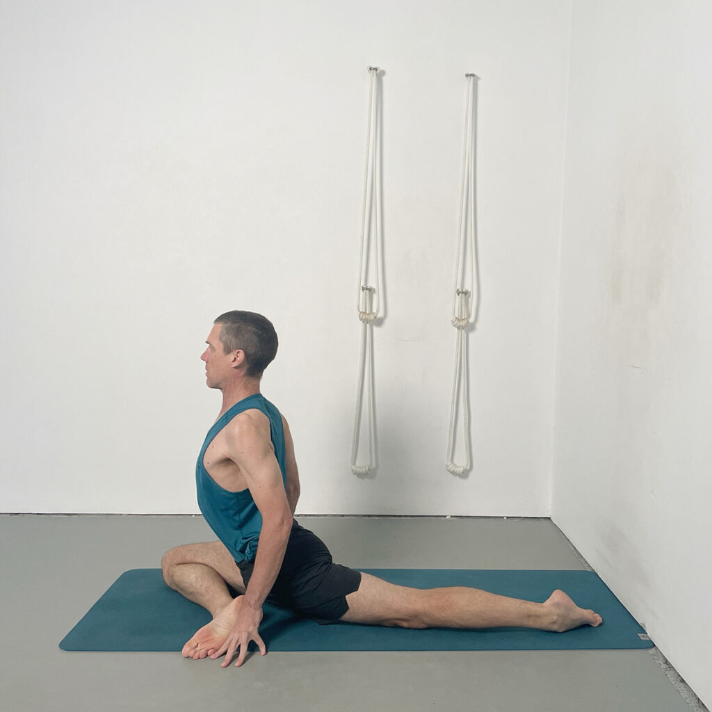 eka pada rajakapotasana variation