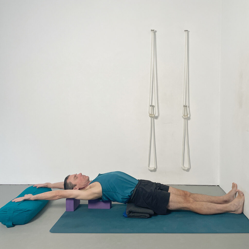 supta urdhva hastasana