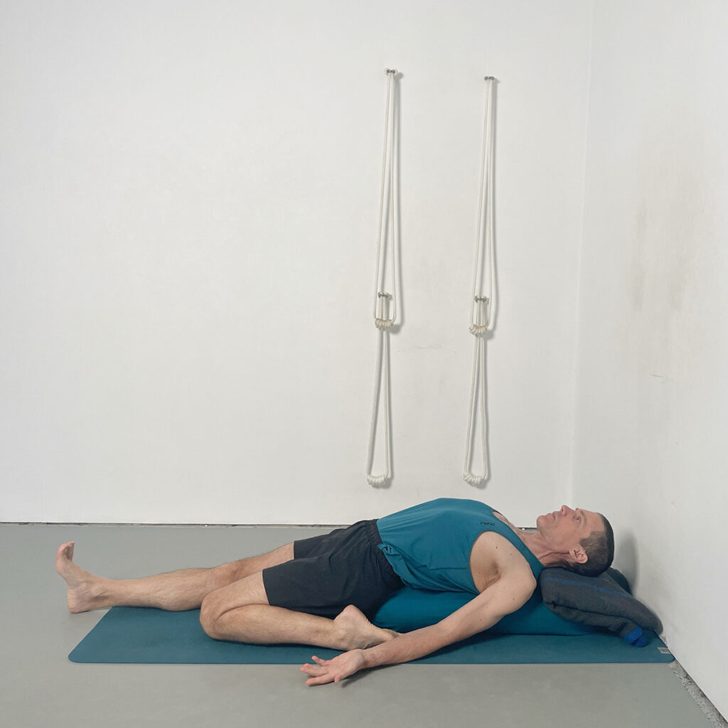 supta virasana one leg variaion